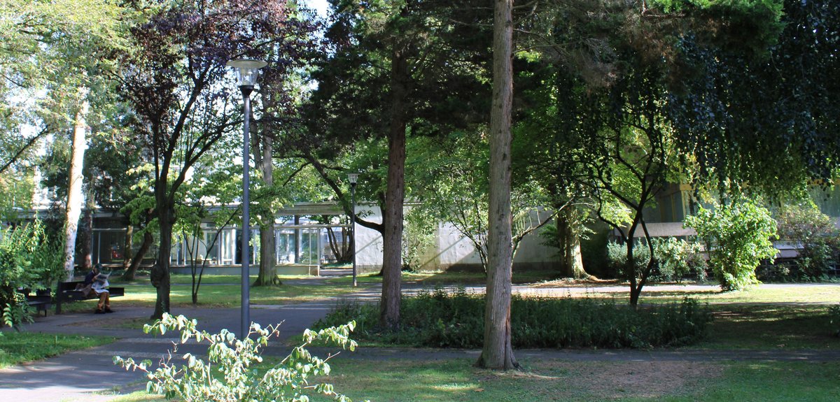 Gedeckte Terrasse der Stadthalle Bad Godesberg zwischen Restaurant und Trinkpavillon