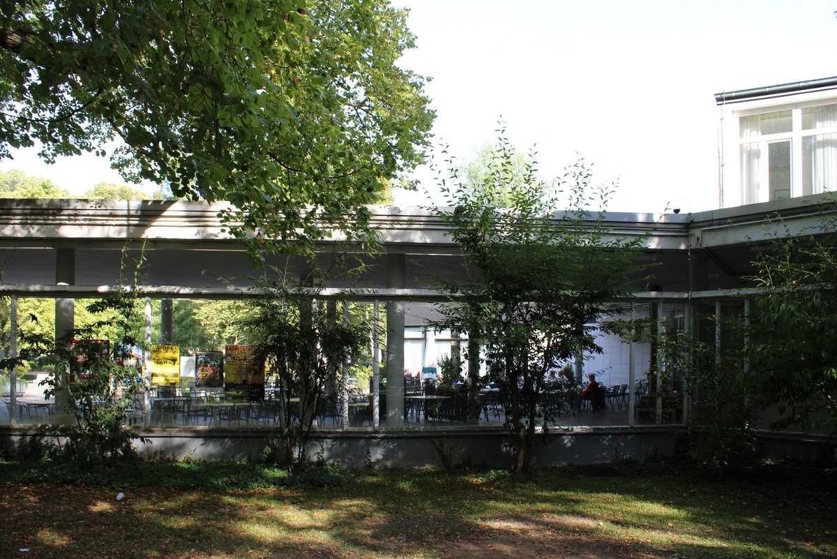Gedeckte Terrasse der Stadthalle Bad Godesberg zwischen Restaurant und Musikpavillon